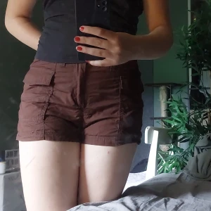 Mjuka jeansshorts - Superfina och förvånansvärt sköna. Säljer bara för att jag aldrig klär mig i brunt. Aldrig använda förutom bild. Nypris tror jag var runt 200 nånstans.