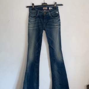 Lågmidjade denim Jeans från Replay, i storlek 36. Stretchiga jeans med fin tvätt. Så gott som nya, knappt använda. 