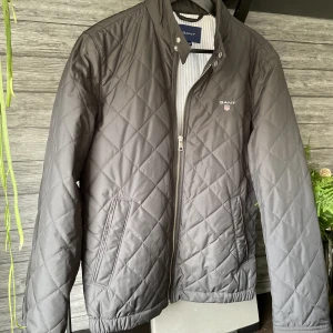 Gant  - Marinblå lätt vadderad jacka.  Nyskick. Herr XS