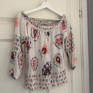 Topp/blus  - Jättefin blommig blus i bra skick⭐️