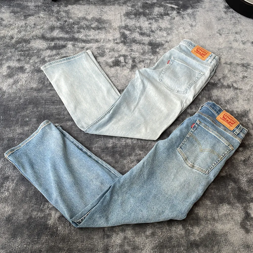 Säljer två par Levis jeans för att dom är för små. Båda köptes på kidsbrandstore för 500kr st. De blåa jeansens modell är loose taper och de vit\blåa är 551Z authentic straight.  Negativt: Levi’s lappen på de vit/blåa jeansen sitter löst på vänster sida.. Jeans & Byxor.