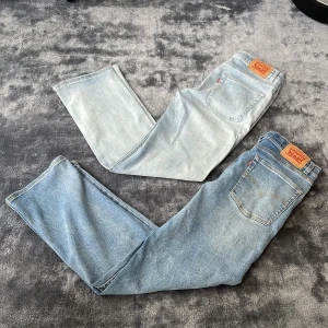Levi’s jeans - Säljer två par Levis jeans för att dom är för små. Båda köptes på kidsbrandstore för 500kr st. De blåa jeansens modell är loose taper och de vit\blåa är 551Z authentic straight.  Negativt: Levi’s lappen på de vit/blåa jeansen sitter löst på vänster sida.