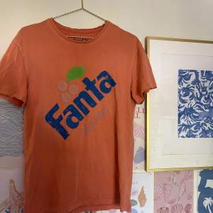 Fanta T-shirt som typ är ganska slay👏🏻