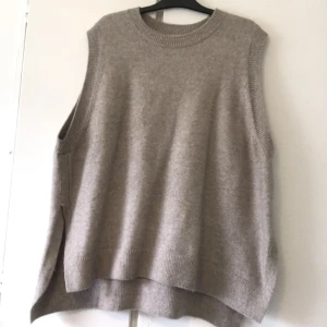 Stickad väst - Lång stickad väst från H&M