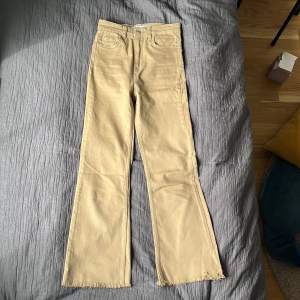 Dessa ljusbruna 3/4 jeans från strandivarius passar superbra nu till hösten. Jeansen är köpta för 299 kr och bara använda en gång. Jag säljer dessa då jag inte använder dem och då jag hoppas att någon annan ska ha nytta av dem! Jag säljer även limegröna!