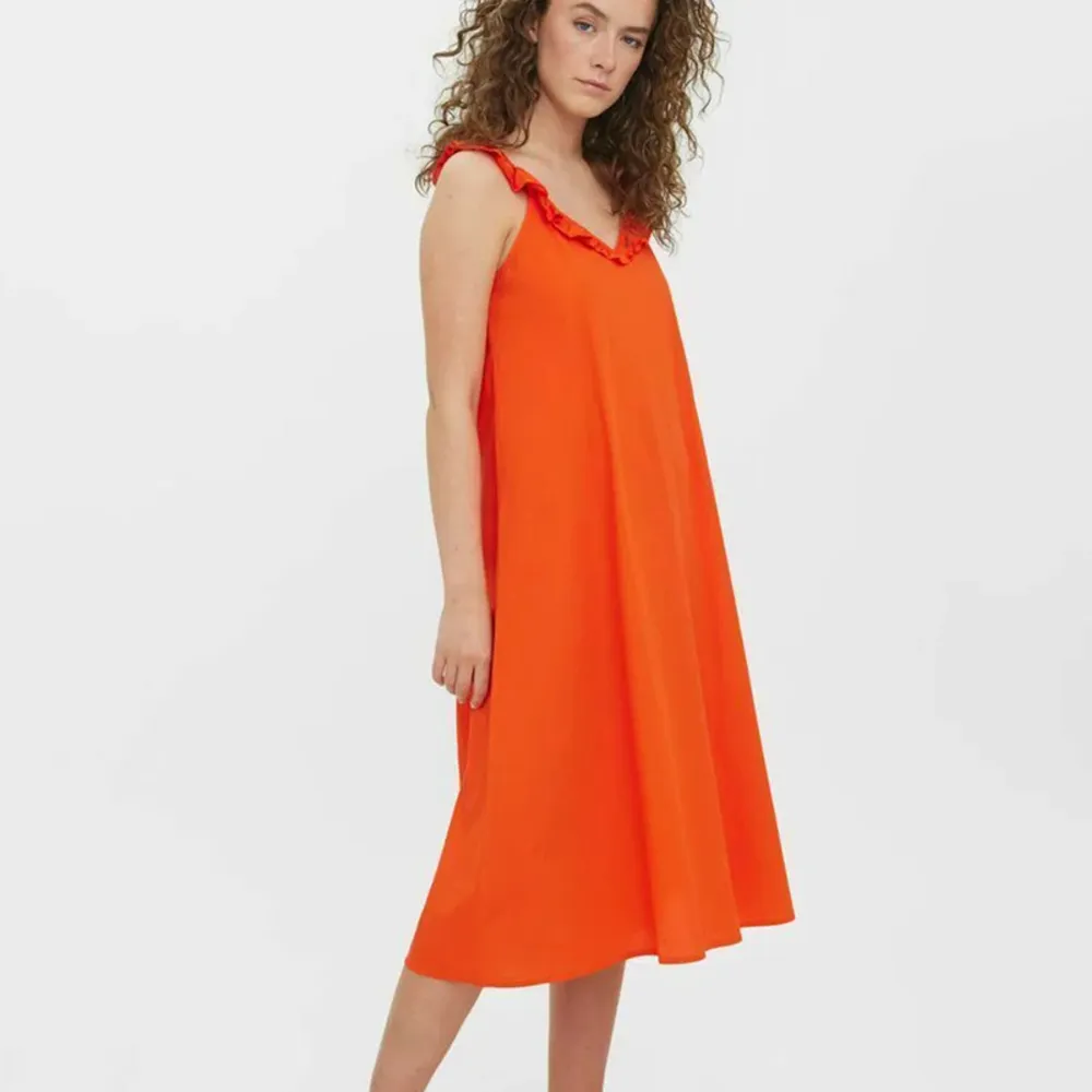 Superfin sommarklänning från Vero Moda i en röd/orange färg. Prislappen sitter fortfarande kvar då den är oanvänd. Storlek M. Säljer för 240kr.. Klänningar.