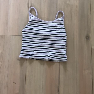 Randigt linne - Fint croppat linne men lila, vita och svarta ränder från new yorker. Stl xs, kontakta för fler bilder🖤🤍💜