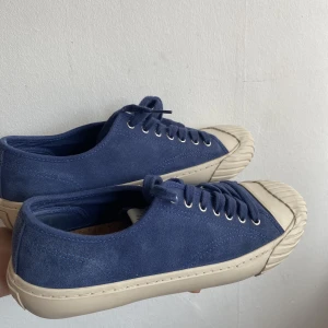 Arket sneakers strl 42 - -Ett par blåa Skor/Sneakers från Arket -Väldigt fräscha och mkt bra skick -Uttagbar innersula -Storlek 42 