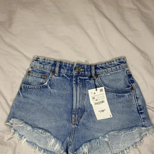 Zara shorts - Jätte fina zara shorts. Har prislappen kvar och är helt oanvända. Säljer då de inte passade mig🤍