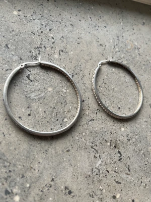 Edblad örhänge - Edblad hoops i rostfritt stål med kubisk zirkonia stenar. I fint skick! Omkrets 7cm Kan skickas mot fraktkostnad