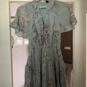 Blommig klänning  - Blommig klänning perfekt för midsommar och andra sommaraktiviteter