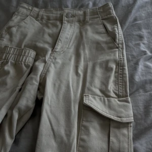 Cargo pants  - Säljer mina fina cargo byxor, köpa i usa 2018 aldrig använda. Strl XS. Inte utsvängda ben, dom är beiga, endast testade. Fint skick!!  dom  säljs it längre. Pris: 100 + frakt. Vid intresse och för fler bilder skicka privat till mig💛