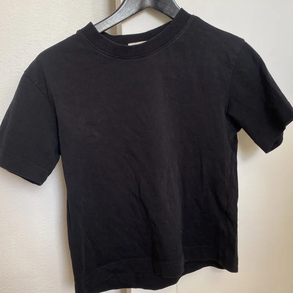 Svart basic T-shirt från Ginatricot i xss. T-shirts.