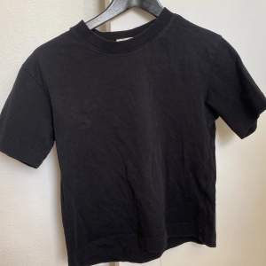 Svart basic T-shirt från Ginatricot i xss