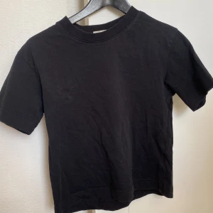 Svart basic T-shirt  - Svart basic T-shirt från Ginatricot i xss