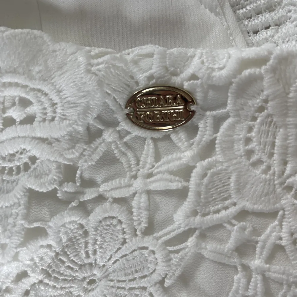 Super söt vit klänning från bubbleroom med märket CHIARA FORTHI🤩använd en gång. Ny pris 649kr men säljer för 200kr💓. Klänningar.