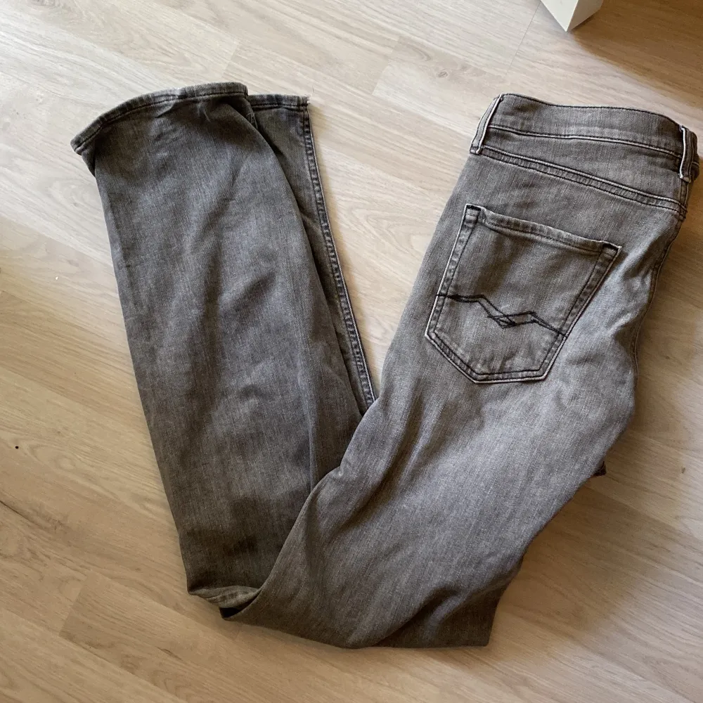 Säljer mina feta Replay Jeans i modellen Thad då jag inte använder de längre. De är knappt använda och köptes i juni dehär året så väldigt bra skick. Köpte på kidsbrandstore i största storleken vilket ungefär motsvarar S. Pris kan diskuteras 🤙🤙. Jeans & Byxor.