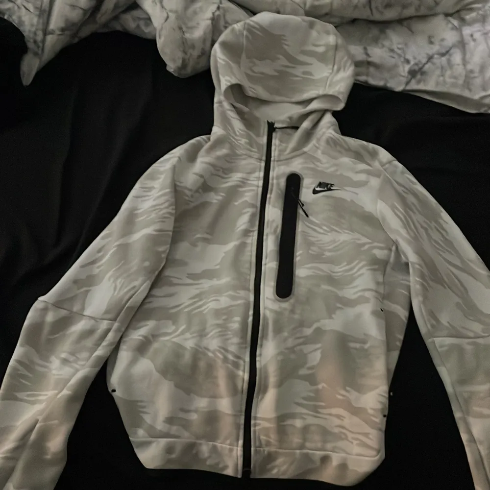 Säljer den här gamla Nike tech som inte säljs något mer på grund av att jag inte har på mig den. Den ligger bara i rummet .. Hoodies.