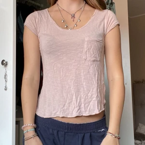 T-shirt  - Smutsrosa T-shirt ifrån hm i strl xs, den är aningen sliten men fortfarande uppe för användning. ❤️
