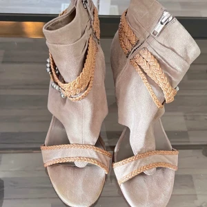 ASH-BOHO STIL-ANKELBOOTS-MOCKA - -Bra beg skick -Bekväma  -Mocka  Stl 37