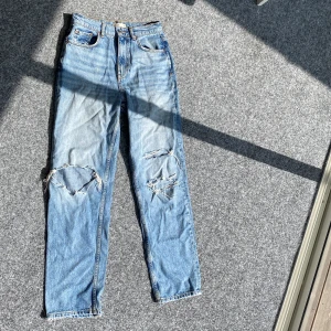 Jeans - Modell - perfect jeans från Gina Tricot Säljer då jag inte kan ha denna storlek längre.