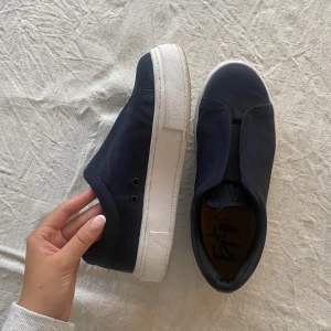 Mörkblå eytys  - Använda 2 ggr, tvättas innan dom skickas, köparen står för frakten💗