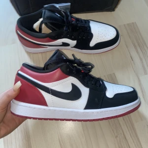 Nike air jordans - Säljer ett par oanvända nike air jordans. storlek 43 ( herr) 