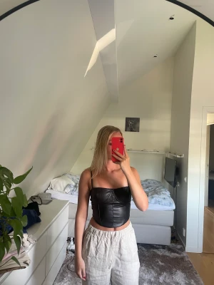 Topp från bershka  - Skinn topp från bershka i storlek S. Använd 1 gång så är i perfekt skick ☺️💞