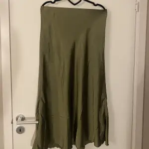 Grön satinliknande kjol