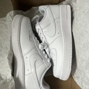 Hej, säljer ett par skor till min lillasyster för att dom ej passade henne , det är ett par airforce 1 helt nya bara testade inomhus storlek 38