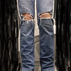 Zara jeans  - Ett par Sara jeans som är väl använda för jag tycker om de mycket men har skaffat ganska mycket jeans och behöver pengar haha så därför säljer jag de vidare!