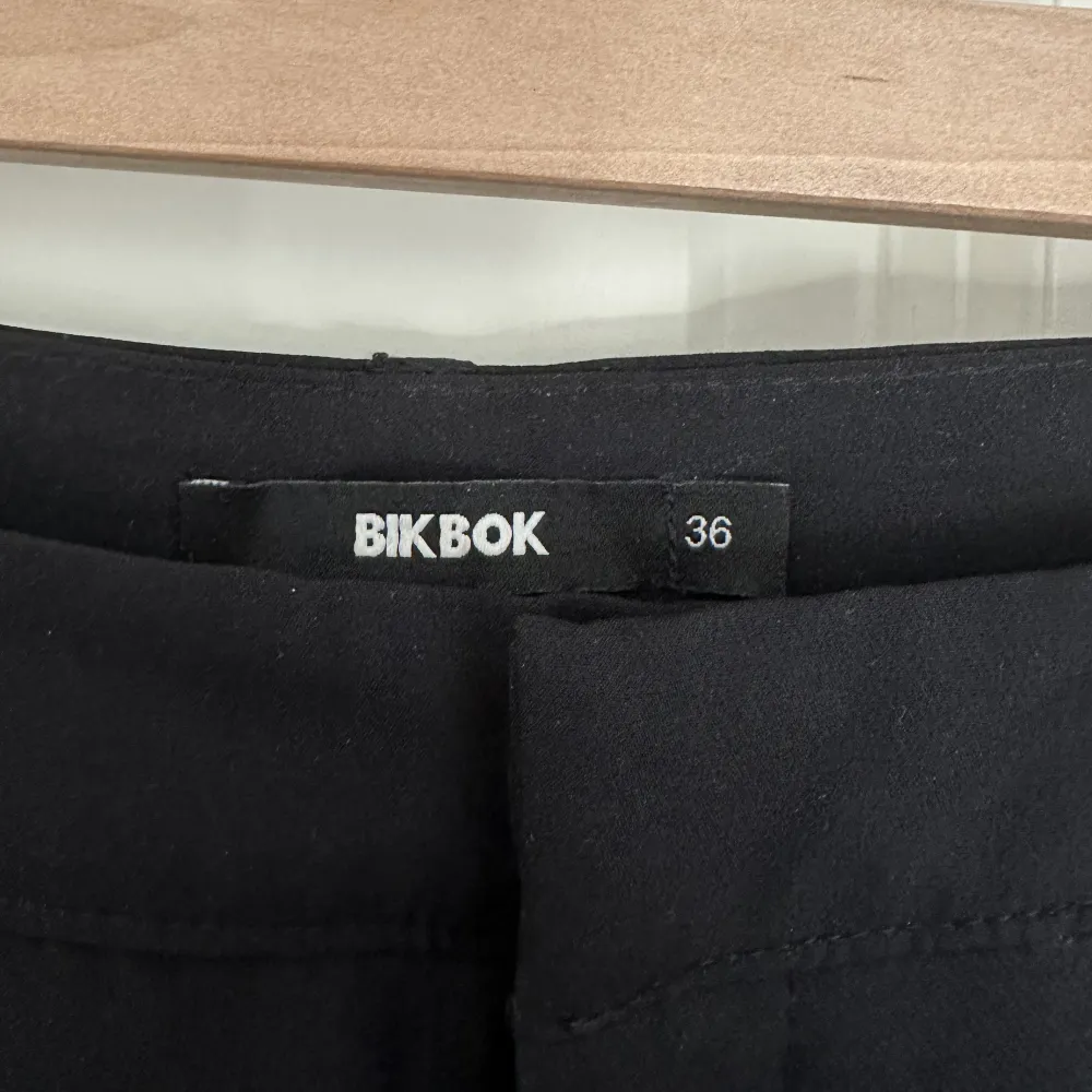 Svarta kostymbyxor från bikbok aldrig använda endast testade!. Jeans & Byxor.