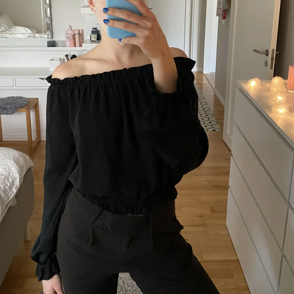 Off-shoulder topp från Bik Bok i fint material 🌸 Helt oanvänd, köpt för 299kr.. Toppar.