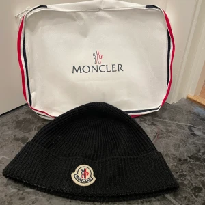 Moncler Mössa - Hej. Jag säljer ni min Moncler mössa som jag köpte i vintras i Köpenhamn. Mössan är i mycket bra skick. Kvitto och allt og finns. Skulle du vara intresserad så tveka inte på att höra av dig😃
