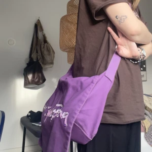 BjörnBorg crossbody väska💜 - Superfin och justerbar! Väldigt rymlig💘 Köpt på Sellpy <3