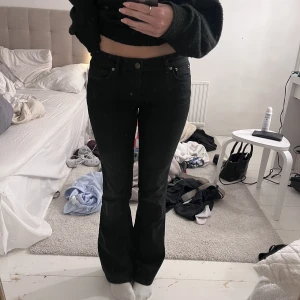 Jeans - Säljer nu mina svarta lågmidjade bootcut jeans från zara då jag tycker att dem är för små på mig. Använda fåtal gånger.