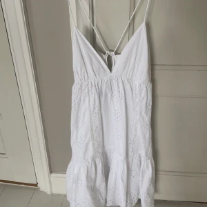 Vit zara klänning med hål broderier - Säljer min fina zara klänning då jag tycker att den inte passade mig . Använd 1 gång, Säljs ej längre. Köpt på plick