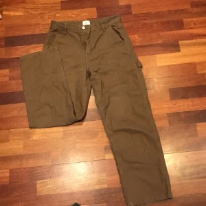 Bomull Cargo byxa i brun - Snygga Cargos från HM. Använt fåtal gånger. 