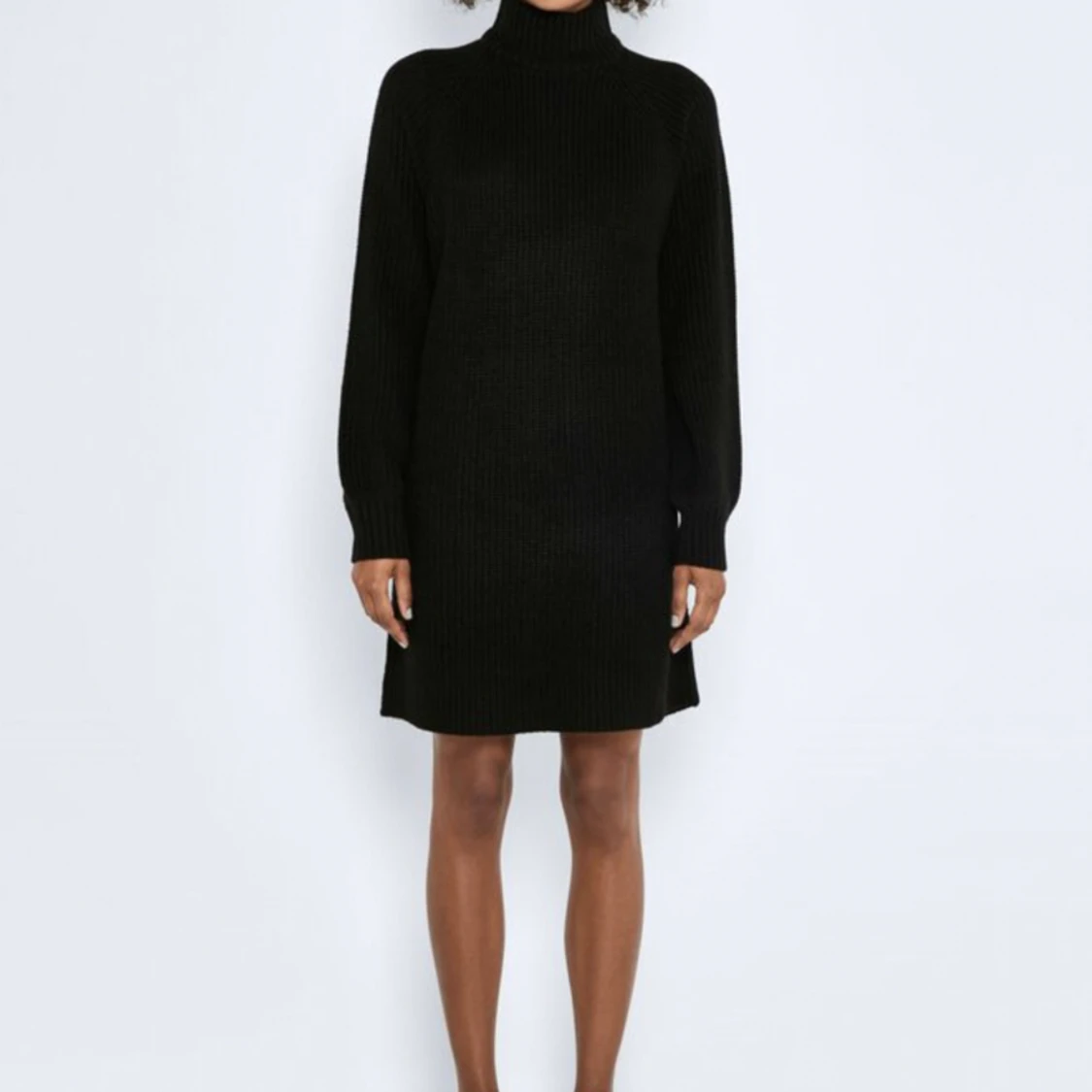 Oanvänd svart stickad klänning