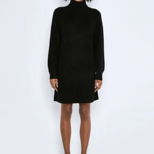 Oanvänd svart stickad klänning - oanvänd svart stickad klänning<3 storlek S och går precis över knäna på mig som är 169 cm!