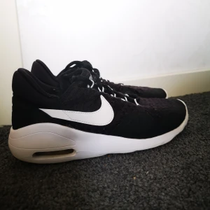 Nike Sneakers strl 36,5 - Lite slitna (se bild) annars bra skick det är enbart det yttre tyget på skon som är sliten. De går att sy igen diskret. Även lite slitna inuti vid hälen. 