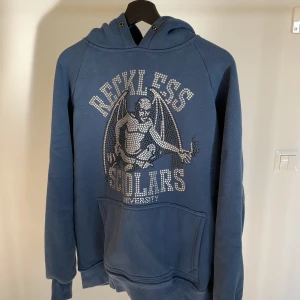 Reckless Scholars - Använd max 2-3 gånger, Säljes då den var för liten. Extremt ovanlig färg. Skick: 10/10 Storlek: Medium Pris kan diskuteras.