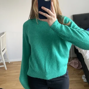 Stickad tröja grön - Superfin grön stickad tröja i zara i alpacka/mohair blandning, knappt använd så i superfint skick!💕Använd gärna köp nu funktionen🥰