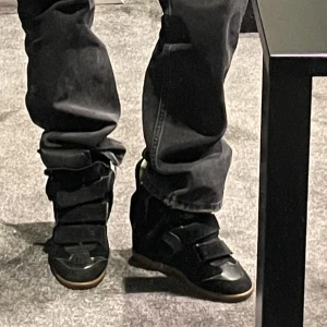 Isabel marant  - Pris kan diskuteras! ⚠️Intressekoll⚠️på mina svarta isabel marant!🌟 storlek 37 bra skick med tecken på användning inut i skon. Annars inga defekter skriv för fler bilder!💕nypris 5200kr