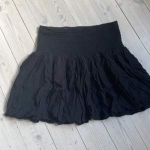 En super fin svart kjol från Lindex! Inga defekter och köpt förra året men använd få tal gånger😊