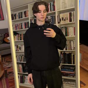 Svart hoodie från Asos Design. Lätt, ”tall long”, använt skick. Medium passar som Large