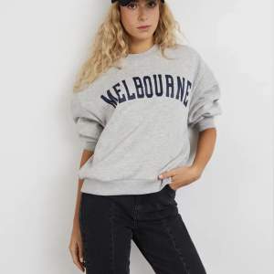 En grå sweatshirt med tryck ”MELBOURNE” på. Bra skick! Köparen står för priset av frakten💛