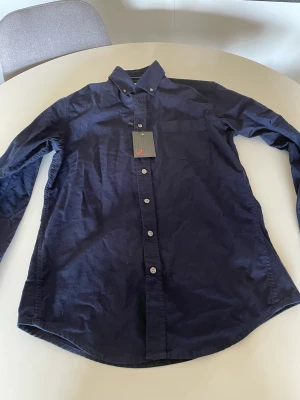 Mörkblå skjorta - Storlek S, helt oanvänd. Prislapp sitter kvar. 