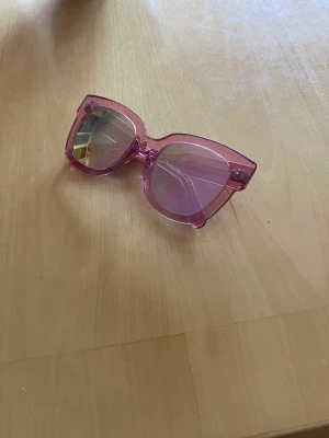Chimi 008 guava - Chimi solglasögon, Använda typ 1 gång, dock tappat bort fodralet. Modellen är 008 och färgen rosa/guava 