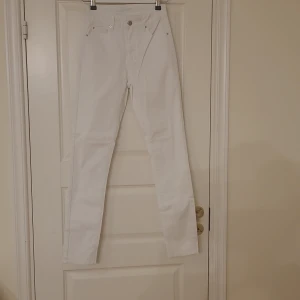 Vita stretchbyxor  - Helt nya stretchbyxor i stl 34A från Flash i modell Kelly.  Passar jättefint till sommaren.